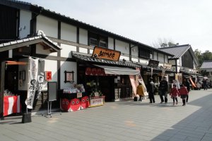The shops of Sakura-no-baba Josaien