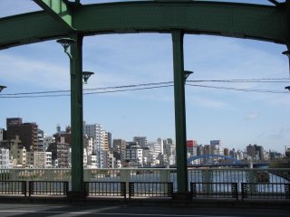 Salah satu jembatan untuk menyebrangi Sungai Sumida