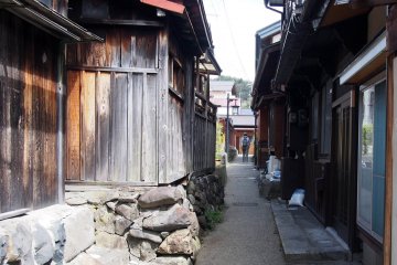 A very narrow alley in Uenodan