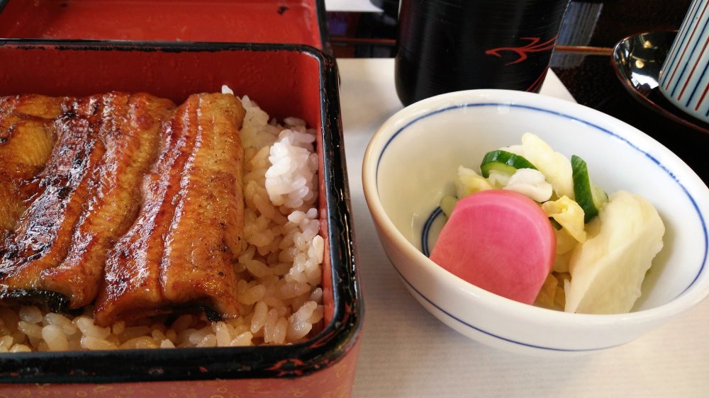 กล่องข้าวหน้าปลาไหลย่างกับซุปและผักดอง ในราคา 2,600 เยน