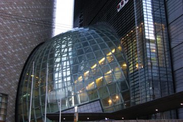Необычный по форме стеклянный фрагмент здания