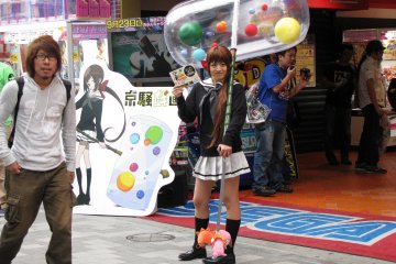 Девушка в костюме персонажа с плаката