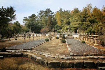 There are three graves, each with its own compound and stupa. The first lord was called Hisamatsu Sadafusa