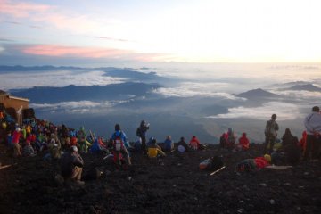 The crowd at the top watching the sunrise