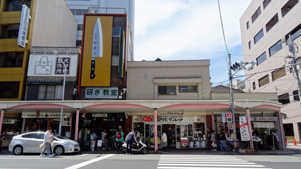 ร้านมีดคะมะตะ ฮะเก็นชะ (Kamata Hakensha) คุณสามารถมองเห็นได้ง่ายจากป้ายมีดขนาดใหญ่หน้าร้าน