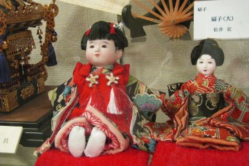 Куклы "исуёги" демонстрируют традиционные одежды