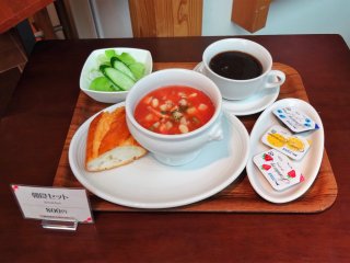 ชุดอาหารเช้าประกอบด้วย ซุปประจำวัน สลัด ขนมปัง และกาแฟ ในราคา 800 เยน จัดว่าเป็นอาหารเช้าเบาๆ ลองท้องก่อนขึ้นเครื่อง