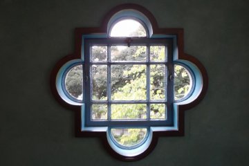 <p>There are four windows like this on the 2nd floor</p>