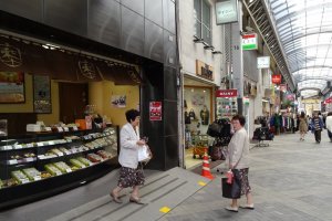  ร้านฟุนะวะ (Funawa)  ตั้งอยู่ในถนนช้อปปิ้งชิน-นะคะมิเสะ (Shin Nakamise) ซึ่งแปลว่า 'ถนนนะคะมิเสะใหม่' 