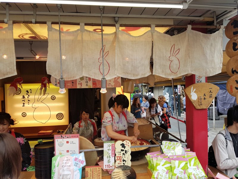 หน้าร้านขนมคิบิ ดังโกะ อะซุมะ (kibi dango Azuma)