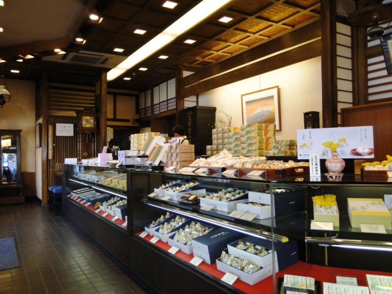Интерьер знаменитого в Нагасаки магазина кастеллы Банмэйдо