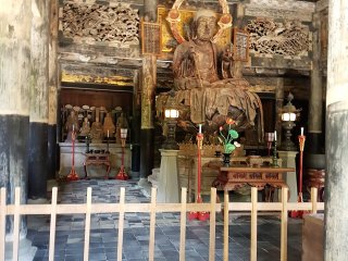 อาคารประดิษฐานของพระพุทธรูป พระกษิติครรภโพธิสัตว์ (Jizo Bodhisattva) อาคารไม้หลังถัดมานั้นจัดว่าเป็นอาคารไม้ที่ใหญ่ที่สุดในภาคตะวันออกของญี่ปุ่น