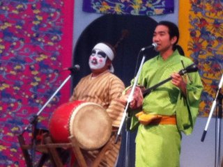 Musik dan tarian tradisional&nbsp;Ryukyu Mura di Onna-son Okinawa