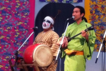 ดนตรีแบบดั้งเดิมที่ Ryukyu Mura ใน Onna son Okinawa