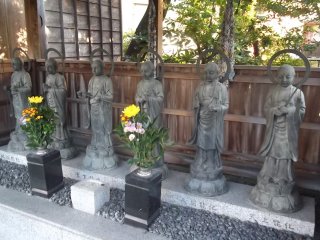 Serious Buddhist statues near the gate