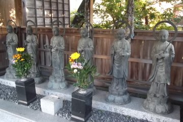 Serious Buddhist statues near the gate