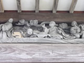 Một bức tranh tầm sâu được chạm khắc dưới mái hiên của khu thờ phụng