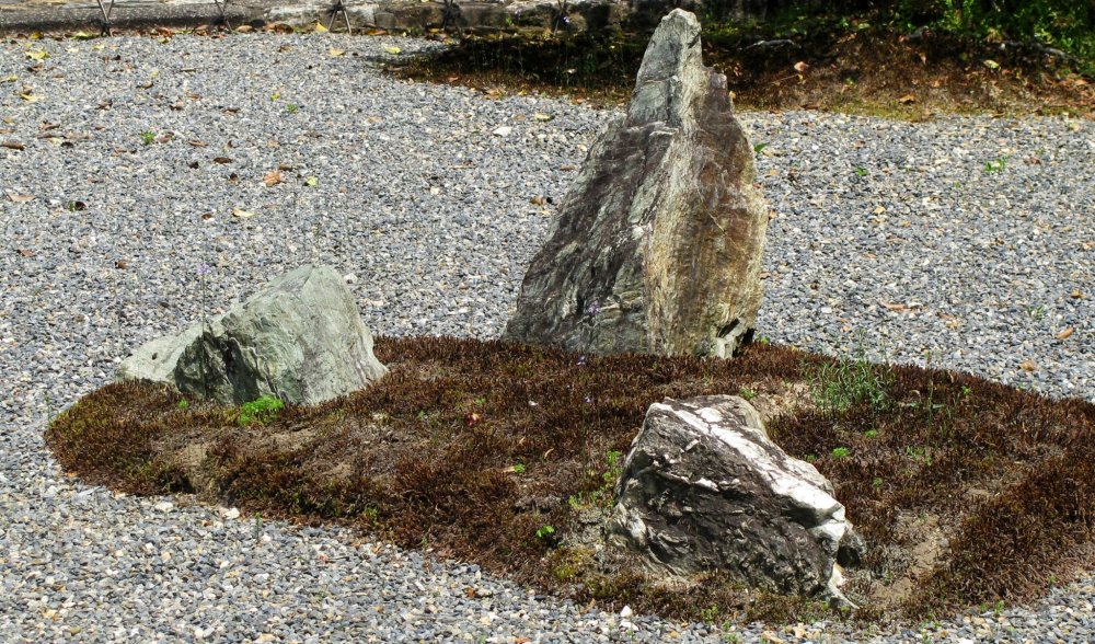 Камни воспринимаются как природная скульптура