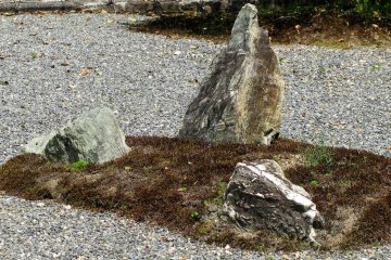 Камни воспринимаются как природная скульптура
