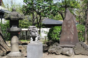 Камень в храме Асакусы, Токио