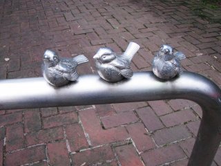 Скульптуры птичек просто на ограждении