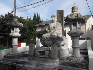 A serene Buddhist statue