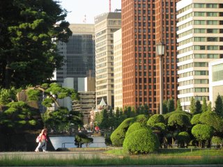 Станция Токио. В десяти минутах ходьбы находится резиденция Императора и Имперские сады