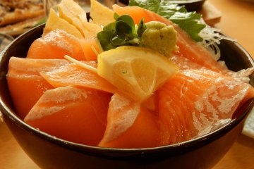 Moist and delicious salmon donburi