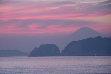 Прекрасная гора Фудзи, виднеющаяся с пляжа Камакура