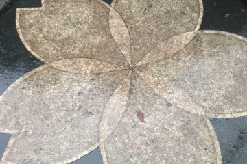 <p>The Sakura (cherry blossom), which is the national symbol of Japan, decorates this manhole</p>