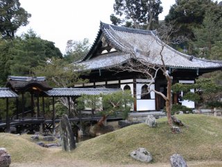 Le temple Kodai-ji a un beau jardin et plusieurs bâtimen