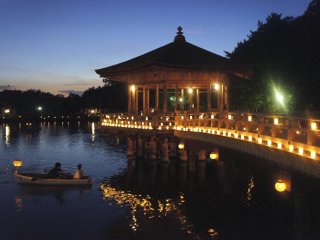 Promenade romantique en barque &agrave; la lueur des bougies d&#39;Ukimido