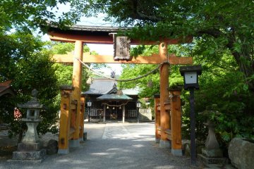 Entrance to the Shrine (from the Taikodani Inari Shrine side)