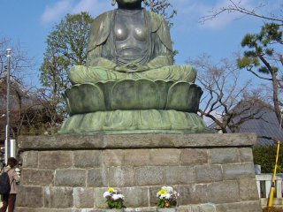 Different view of the statue of Buddha at Gokokuji Temple