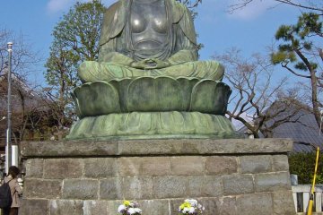 Different view of the statue of Buddha at Gokokuji Temple