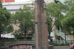 Resta pouco da construção original da Catedral de Urakami, a qual tinha sido terminada em 1925. Ao visitar o Parque da Paz podemos ver como este canto do edifício estava próximo do epicentro da detonação atómica. 