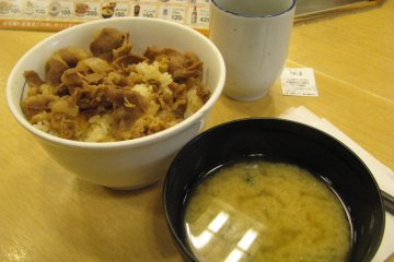 Традиционный обед в YOSHINOYA