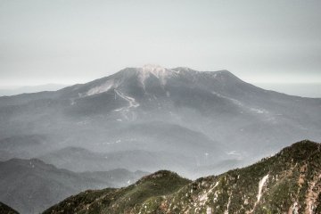 ยืนสูงเหนือที่ราบ จึงไม่ยากเลยที่จะเห็นได้ว่า ทำไมภูเขาลูกนี้ถึงเชื่อกันว่าเป็นภูเขาศักดิ์สิทธิ์