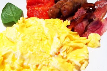 Full Aussie breakfast - scrambled organic eggs, toast, bacon, roast tomato, prok & fennel sausage, ¥1800