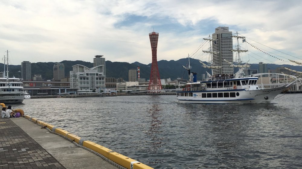 Вид с набережной на Башню порта Кобе