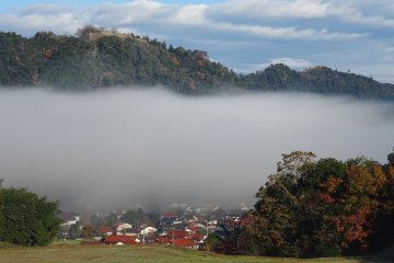 Туман, отделяющий замок в облаках от мира снизу