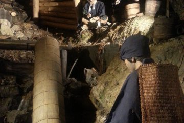 Внутри шахты периода Эдо, подсвеченной для рабочих