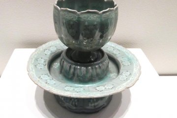 Кубок китайского фарфора и блюдце с инкрустацией хризантемами 12-го века в Музее азиатской керамики Осака