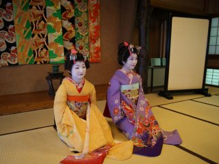 Sau điệu nhảy, maiko sẽ ngồi xuống seiza, và trò chuyện cùng khách hàng