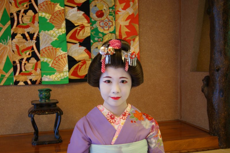 Individual photography of the maiko is allowed