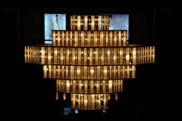 <p>โคมไฟระย้าธีม Art Deco อันสวยงามที่โรงแรมอิมพีเรียลในฮิบิยะ ปาร์ค โตเกียว</p>