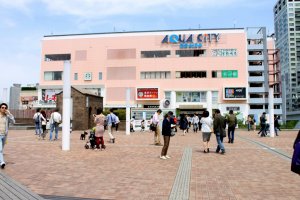 Bus berangkat dari terminal yang ada di lantai satu Aqua City Odaiba.