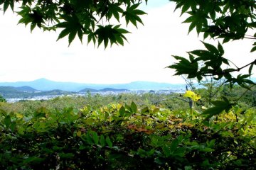 วิวพาโนราม่าของภูเขาอันงดงามที่มองจากโอะโคะจิ ซานโซะ วิลล่าของนักแสดงซามูไรในอะระชิยะมะ เกียวโต