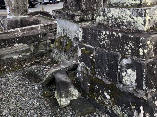2016年の地震で崩れた碑