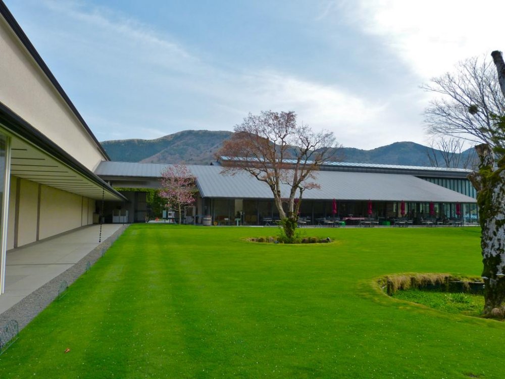 ラリック美術館は、箱根仙石原の雄大な自然の中にある